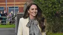 <p>Kate Middleton, Putri Wales dari Inggris mengunjungi Ty Hafan, panti asuhan anak-anak yang berlokasi di Sully, dekat Cardiff, yang mendukung keluarga-keluarga di Wales, pada tanggal 30 Januari 2025. (Dok: Richard Pohle / POOL / AFP)</p>