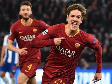 Perayaan gol pertama Nicolo Zaniolo pada leg 1, 16 besar Liga Champions yang berlangsung di stadion Olimpico, Roma, Rabu (13/2). AS Roma menang 2-1 atas FC Porto. (AFP/Andreas Solaro)