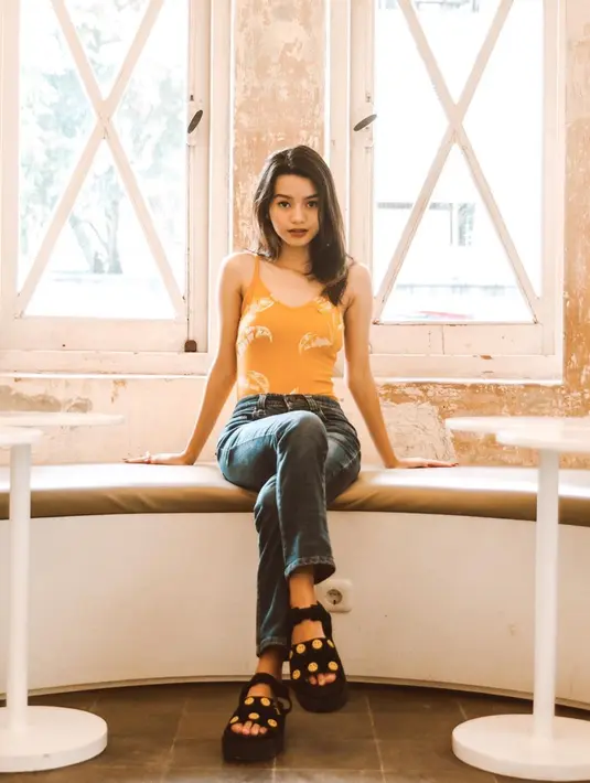 Ia pun populer di media sosial Instagram. Sampai saat ini ia sudah memiliki lebih dari satu juta pengikut yang setiap hari sering membanjiri kolom komentarnya. Sebagai selebriti ia pun kerap mengunggah potret kesehariannya di Instagram. (Liputan6.com/IG/@iniadzwaaurell)