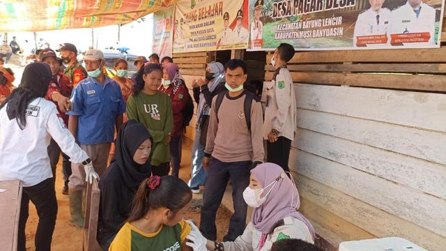 Pemerintah Indonesia masih terus menggenjot cakupan vaksinasi COVID-19, termasuk vaksinasi bagi masyarakat suku anak dalam (SAD). (Dok. PT Marga Bara Jaya)