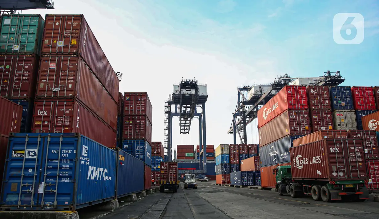 Aktivitas bongkar muat peti kemas di Jakarta International Container Terminal (JICT), Tanjung Priok, Jakarta, Sabtu (12/4/2025). (Liputan6.com/Angga Yuniar)