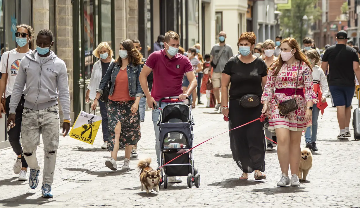 Sejumlah warga yang mengenakan masker melintasi jalan di pusat Kota Lille, Prancis, Senin (3/8/2020). Otoritas Prancis memerintahkan warga untuk mengenakan masker di tempat umum outdoor saat penyebaran COVID-19 semakin cepat dan jumlah pasien kembali melonjak. (Xinhua/Sebastien Courdji)