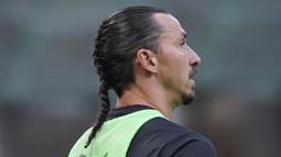 Pemain veteran asal Swedia itu kini tampil dengan rambut panjang yang dikuncir kepang. (Foto:AP/Spada/LaPresse)