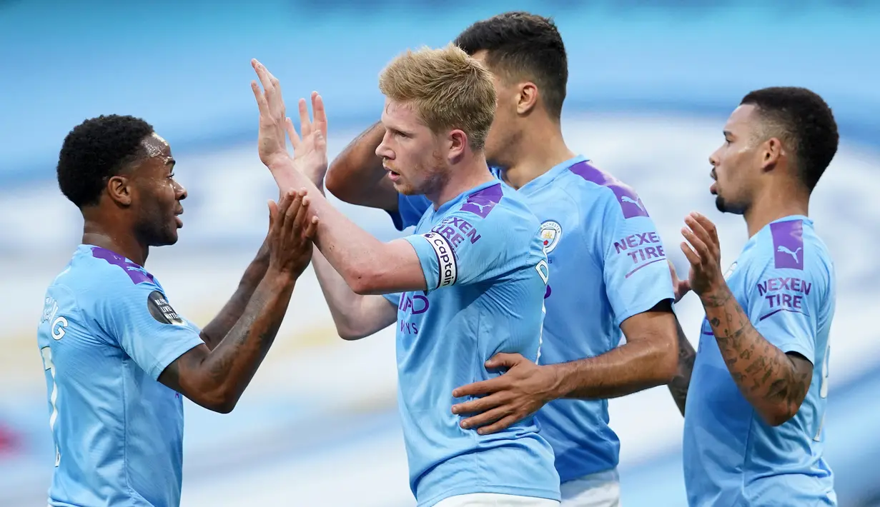 Gelandang Manchester City, Kevin De Bruyne berselebrasi usai mencetak gol ke gawang Liverpool pada pertandingan lanjutan Liga Inggris  di Stadion Etihad di Manchester, Inggris (2//7/2020). City menang telak 4-0 atas Liverpool. (AFP/Pool/Dave Thompson)
