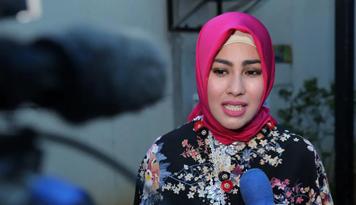 Sejak 10 Februari silam, Kartika Putri memutuskan untuk menutup aurat. Ia tampil mengenakan hijab. Meski banyak orang yang melihat terlalu tergesa-gesa, tapi menurut Karput, keinginan itu sejak lama. (Deki Prayoga/Bintang.com)