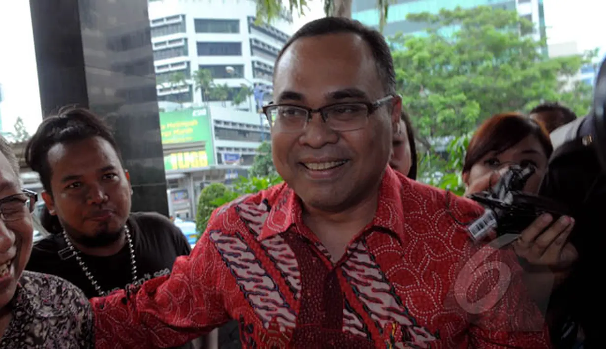Anggota Tim 9, Hikmahanto Juwana mendatangi Gedung KPK, Jakarta, Selasa (3/2/2015). Kedatangan Tim 9 untuk membahas permasalahan antara KPK dan Polri. (Liputan6.com/Faisal R Syam)