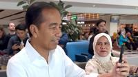 Jokowi dan Iriana naik pesawat komersial ke Jakarta untuk menengok cucu. (dok. Instagram @jokowi/https://www.instagram.com/p/DCD-IACv9cB/)
