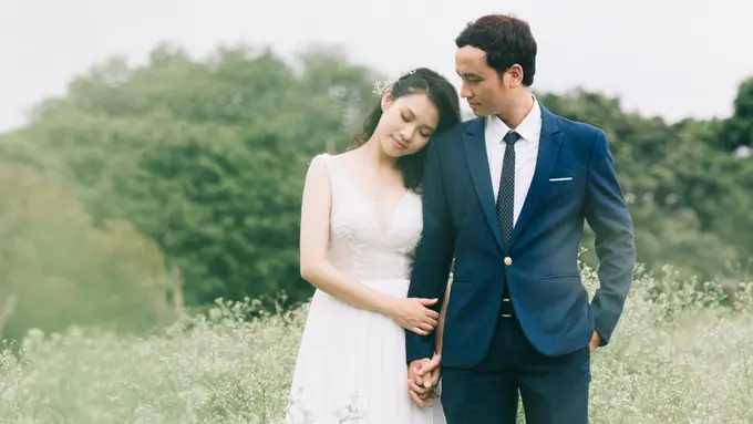 4 Tips Memilih Outfit Pertunangan dan Rekomendasi Cincin Berlian Terbaru