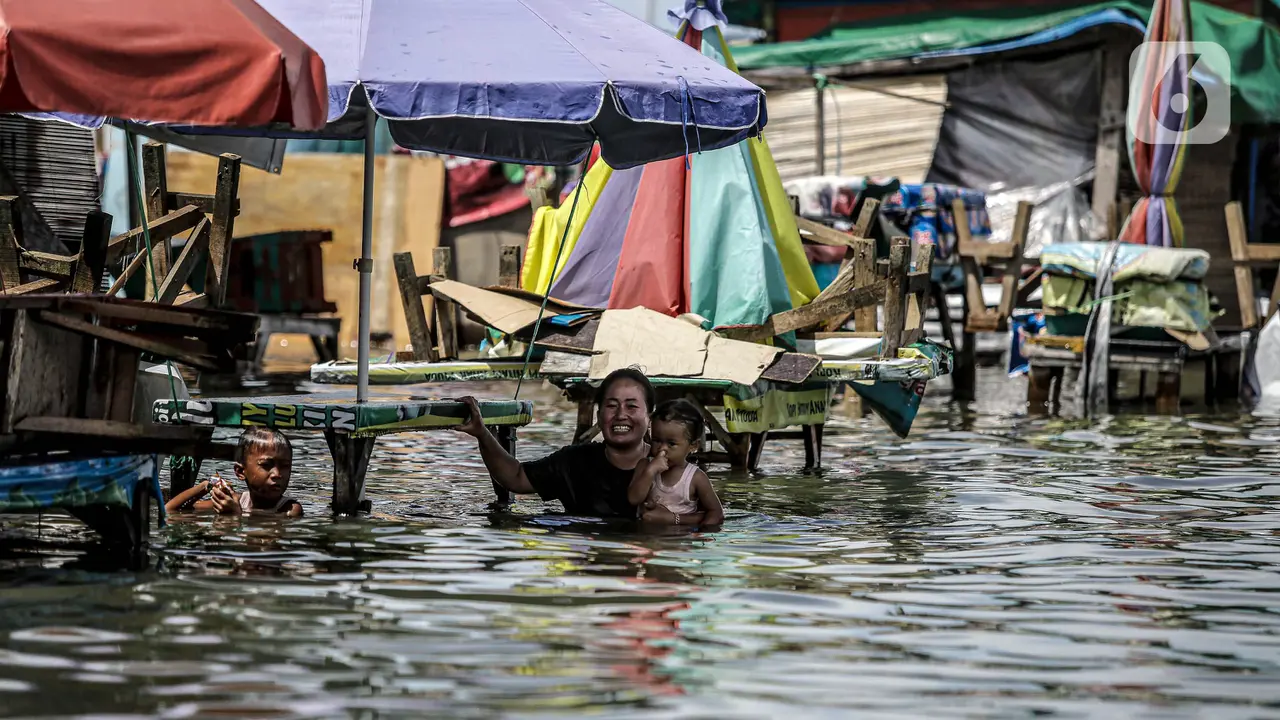 FOTO: Banjir Rob Masih Merendam Muara Angke