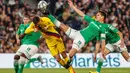Bek Barcelona, Clement Lenglet (kiri) dan berebut bola dengan pemain Real Betis, Aissa Mandi pada lanjutan Liga Spanyol pekan ke-23 di Benito Villamarin, Minggu (9/2/2020). Diwarnai dua kartu merah, Barcelona mememangkan duel menegangkan lawan Real Betis 3-2. (AP/Miguel Morenatti)