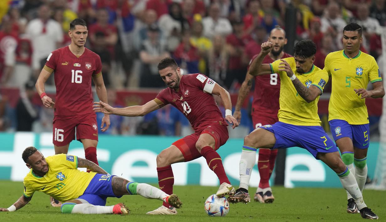 Brasil bermain untuk mempertahankan keunggulan di sisa laga. Pergantian pemain oleh Tite berhasil menjaga serangan-serangan Brasil tetap berbahaya. (AP Photo/Aijaz Rahi)