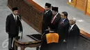 Ade Komaruddin (kiri) saat dilantik menjadi Ketua DPR yang baru, Jakarta, Senin (11/01/2016). Ade dilantik untuk menggantikan Setya Novanto yang mundur dari kursi Ketua DPR. (Liputan6.com/Johan Tallo)