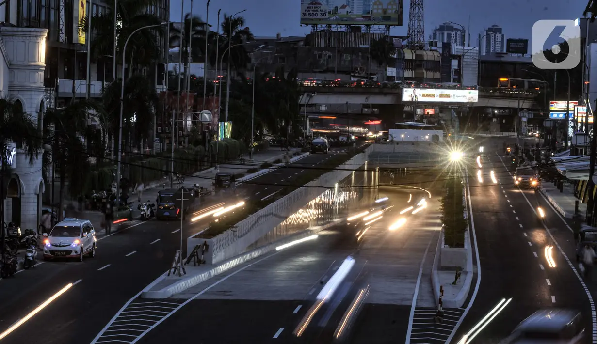 Kendaraan melintasi terowongan saat uji coba Underpass Senen Extension, Jakarta, Senin (9/11/2020). Proyek Underpass Senen Extension yang menelan anggaran Rp121,1 miliar itu diharapkan mampu mengurai kemacetan yang kerap terjadi di kawasan tersebut. (merdeka.com/Iqbal S. Nugroho)