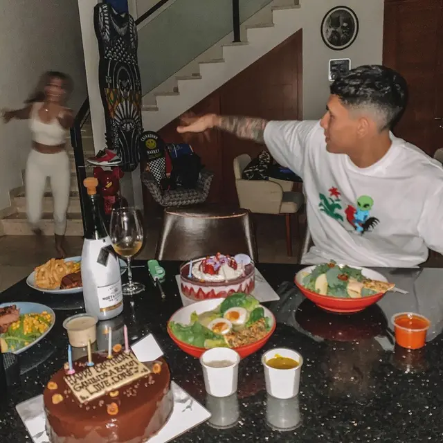 Momen Ulang Tahun Ganindra Bimo yang Ke-34, Dirayakan Berdua Dengan Istri. (Sumber: Instagram/andreadianbimo)