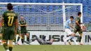 Gelandang Lazio, Joaquin Correa (kedua kanan) mencetak gol pertama untuk timnya ke gawang Brescia pada laga pekan ke-37 Liga Italia di Stadion Olimpico, Rabu (29/7/2020). Lazio menaklukkan tamunya Brescia dengan skor 2-0. (AP Photo/Riccardo De Luca)