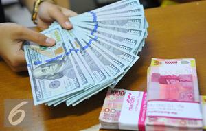 Petugas menunjukkan mata uang dolar dan mata uang rupiah di penukaran uang di Jakarta, Rabu (9/11). Nilai tukar rupiah terhadap dolar Amerika Serikat (AS) pada saat jeda siang ini kian terpuruk di zona merah. (Liputan6.com/Angga Yuniar)