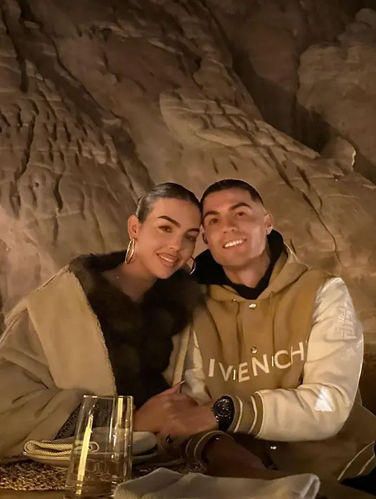 <p>Ronaldo dan Georgina kemudian melanjutkan hari dengan makan malam dengan pemandangan bebatuan yang diukir. Tampak keduanya serasi mengenakan jaket, Rodriguez dengan jaket hitam bulu, sedangkan Ronaldo dengan jaket Givenchy coklat muda. [@georginagio/@cristiano]</p>