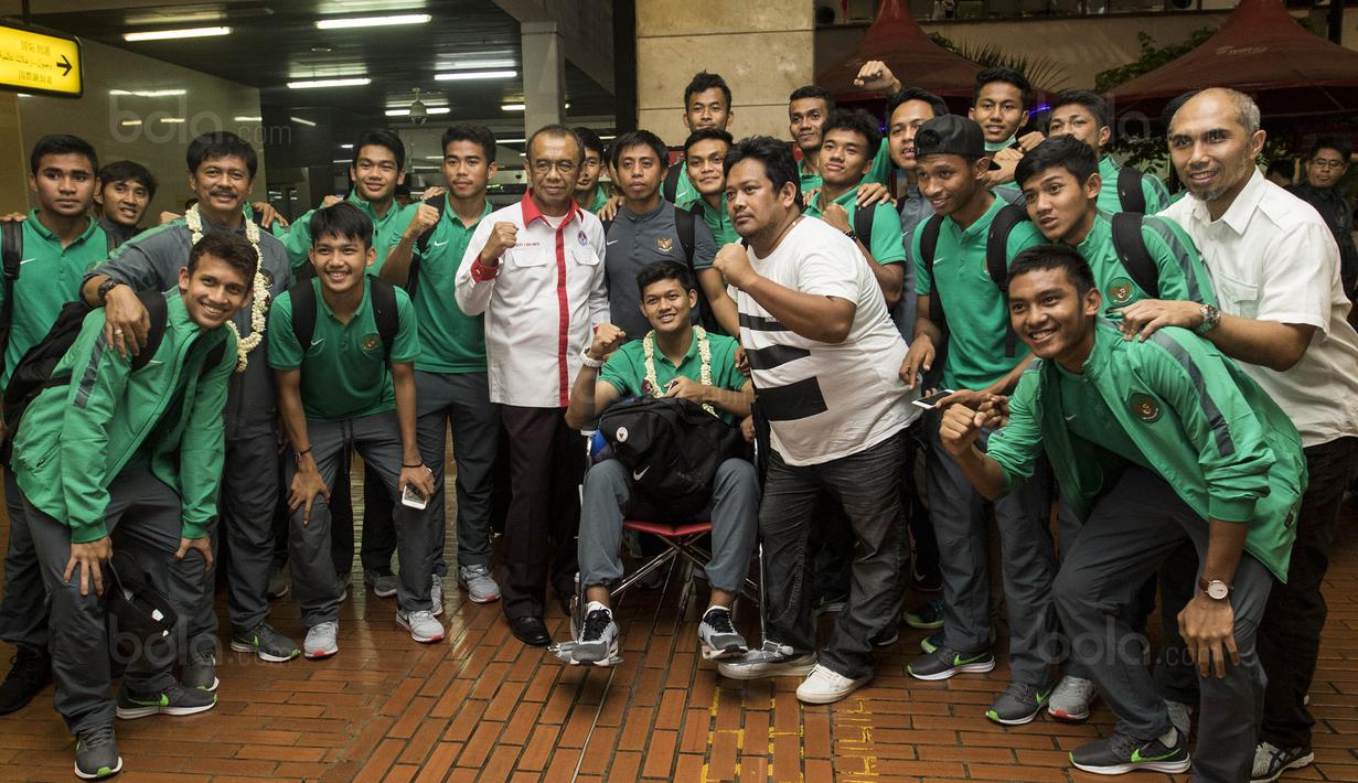 Pelatih dan pemain Timnas Indonesia U-19 foto bersama saat tiba di Bandara Soetta, Tangerang, Rabu (20/9/2017). Timnas U-19 kembali ke tanah air setelah berhasil meraih peringkat ketiga Piala AFF U-18. (Bola.com/Vitalis Yogi Trisna)