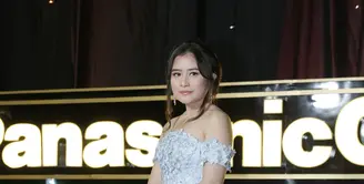 Kebahagiaan ganda tengah dirasakan oleh pemeran dan penyanyi Prilly Latuconsina. Pasalnya bertepatan dengan hari ulangtahun, Prilly menyabet sebagai aktris Terfavorit. (Galih W. Satria/Bintang.com)