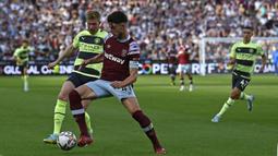 Declan Rice terus membuktikan dirinya sebagai salah satu gelandang terbaik di Premier League. Penampilan solidnya bersama West Ham membuat ia dipanggil timnas Inggris untuk berlaga di Piala Dunia 2022 Qatar. Pada musim 2022/23, Rice telah memainkan 13 pertandingan di Premier League bersama West Ham dengan menyumbang satu gol dan dua assist. (AFP/Justin Tallis)