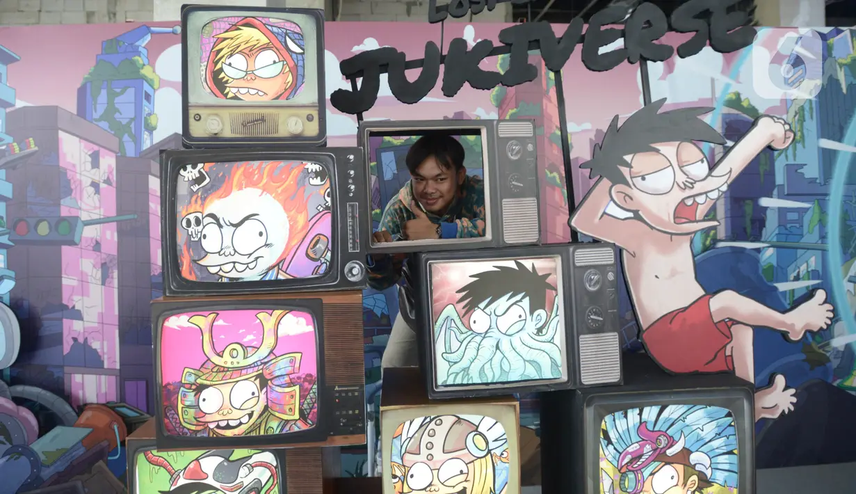 Pengunjung foto di dekat intalasi pameran karakter Juki  di Sarinah Jakarta Jumat (10/6/2022). Pameran digital painting bertajuk "Si Juki In  Painting Universe" merupakan eksperimen Faza dalam mengeksplorasi seni Digital Painting dan apresiasi terhadap karya-karya seni rupa yang melegenda. (merdeka.com/Imam Buhori)