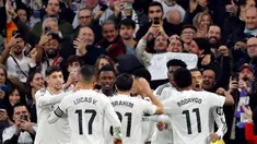 Penyerang Real Madrid, Kylian Mbappe (kanan) merayakan golnya saat laga pekan ke-18 La Liga 2024/2025 melawan Sevilla FC di Stadion Santiago Bernabeu, Madrid, 22 Desember 2024. (OSCAR DEL POZO/AFP)