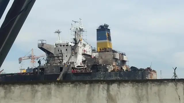 Kapal tanker terbakar