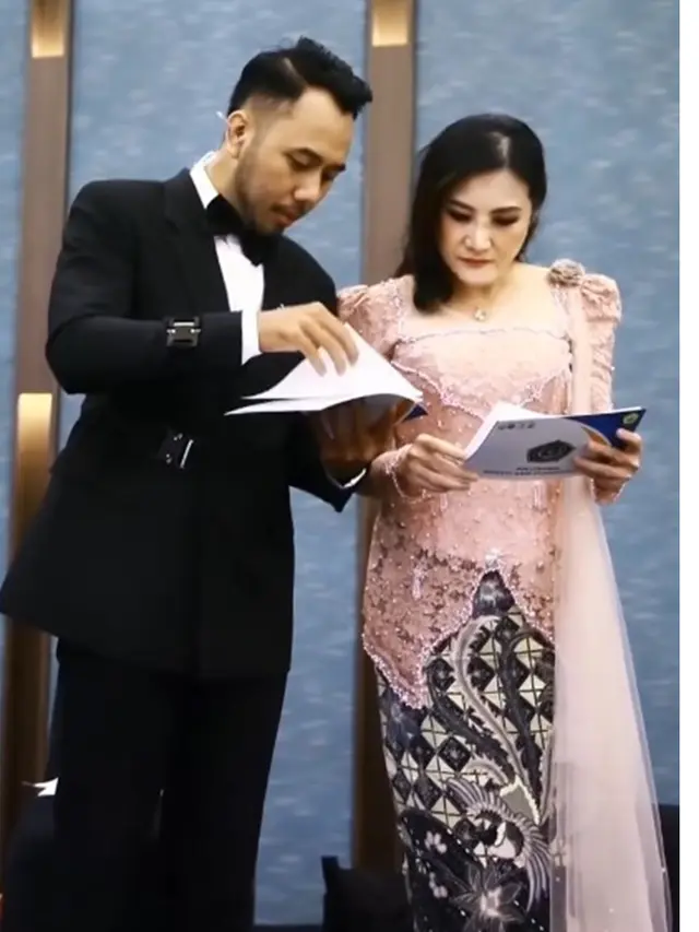 5 Potret Kebaya Kiki Amalia Saat Jadi MC, Detail Payet dan Bordirnya Menawan