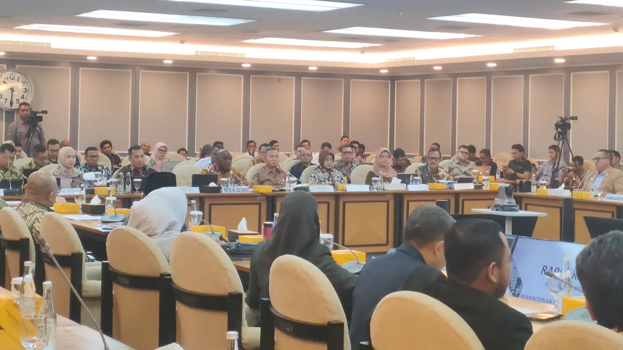 Komisi XIII DPR RI menggelar rapat dengar pendapat dengan Menteri Hak Asasi Manusia (HAM) Natalius Pigai, pada Kamis (31/10/2024). (Delvira Hutabarat).