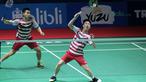 Kevin Sanjaya mengembalikan kok ke arah Hendra Setiawan/Mohammad Ahsan pada babak pertama Indonesia Open 2018 di Istora Senayan, Jakarta, (4/6/2018). Kevin/Marcus menang 21-16 18-21 21-10.  (Bola.com/Nick Hanoatubun)