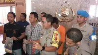 Polrestabes Surabaya menangkap dan mengungkap kasus kekerasan dalam rumah tangga yang suami tega bakar istri di Surabaya. (Foto: Liputan6.com/Dian Kurniawan)