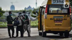 Mobil ambulans yang membawa pasien COVID-19 tiba di Rusun Nagrak, Cilincing, Jakarta, Senin (21/6/2021). Pemprov DKI Jakarta mulai mengaktifkan Rusun Nagrak sebagai tempat isolasi mandiri bagi pasien COVID-19 tanpa gejala. (merdeka.com/Iqbal S. Nugroho)