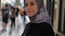 Nina Zatulini memutuskan mengenakan hijab setelah lahir anaknya. Namun ia mengenakan hijab saat anaknya usia 5 bulan tak mau minum ASI. Akhirnya memutuskan berhijab. Setelah itu, anaknya mau menyusu kembali. (Instagram/ninazatulini22)