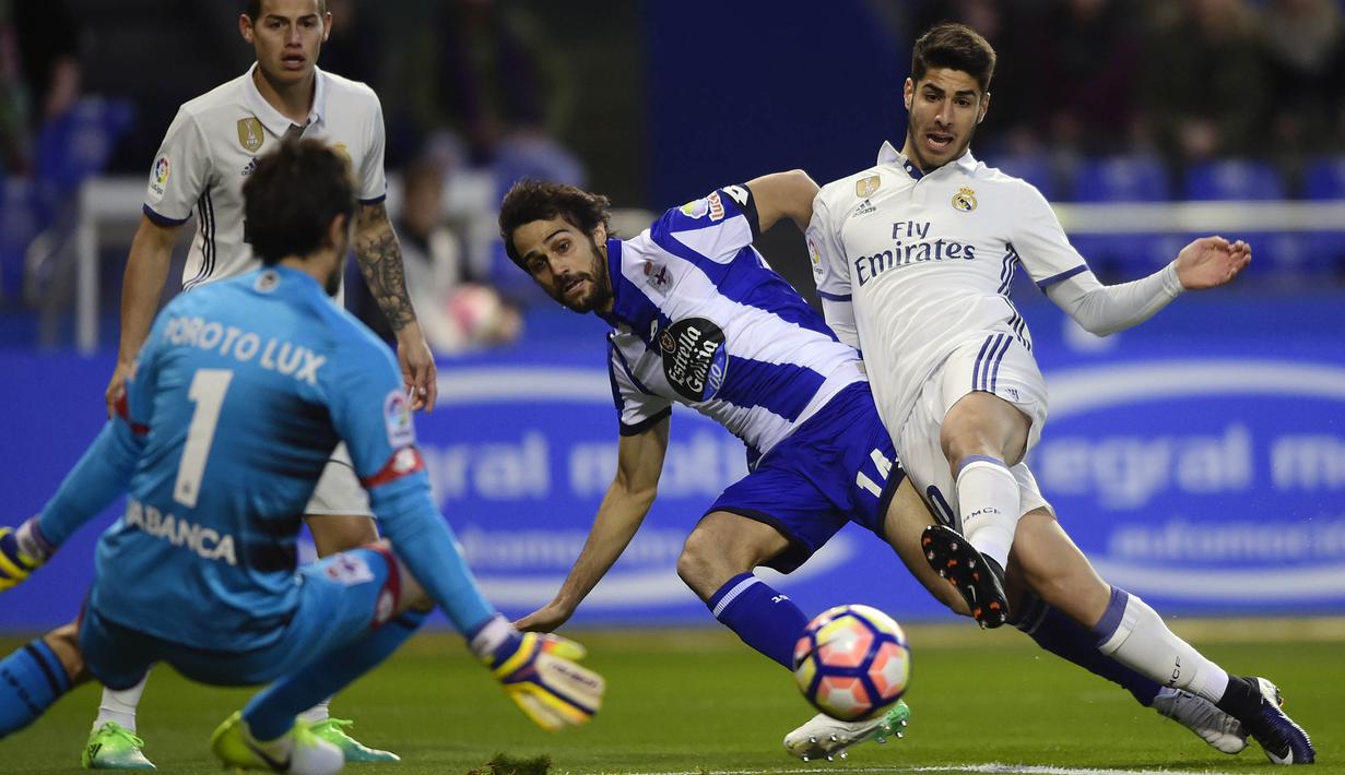 Gelandang Real Madrid, Marco Asensio, berusaha membobol gawang Deportivo pada laga La Liga di Stadion Riazor, La Coruna, Rabu (26/4/2017). Deprtivo kalah 2-6 dari Madrid. (AFP/Miguel Riopa)