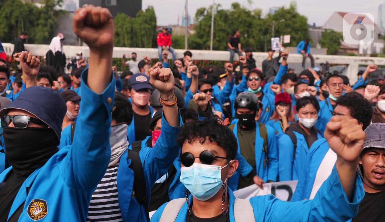 <p>Massa aksi dari berbagai elemen melakukan aksi di Gedung DPR, Jakarta, Kamis (21/4/2022). Aksi yang terdiri dari buruh, mahasiswa dan aktivis menyuarakan untuk menolak penundaan pemilu, kenaikan harga minyak, dan cipta kerja. (Liputan6.com/Angga Yuniar)</p>