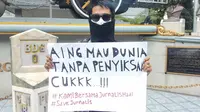 Sejumlah jurnalis tengah menggelar aksi solidaritas terhadap jurnalis Tempo Nurhadi, di Jalan Asia-Afrika, Kota Bandung, Sabtu (3/4/2021). (Foto: Liputan6.com/Dikdik Ripaldi)