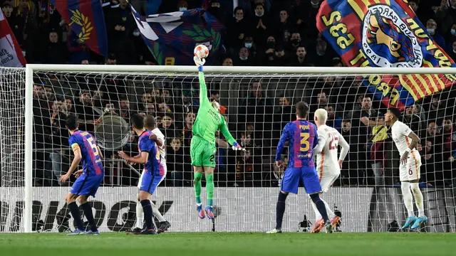 Foto: Melihat Aksi Inaki Pena, Kiper Jebolan La Masia yang Membuat Barcelona Gagal Cetak Gol ke Gawang Galatasaray