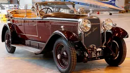 Mobil Hispano Suiza H6B tahun 1926 dipamerkan di hanggar Orly, Paris, Senin (26/11). Mobil antik yang akan dilelang oleh rumah lelang Artcurial pada acara Retromobile digelar pada 8 Februari 2019. (Francois Guillot / AFP)