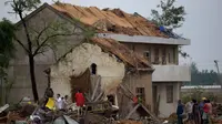 Laporan terbaru dampak bencana alam tersebut menyebutkan, setidaknya 98 warga tewas dan 800 lainnya luka-luka (AFP/BBC).