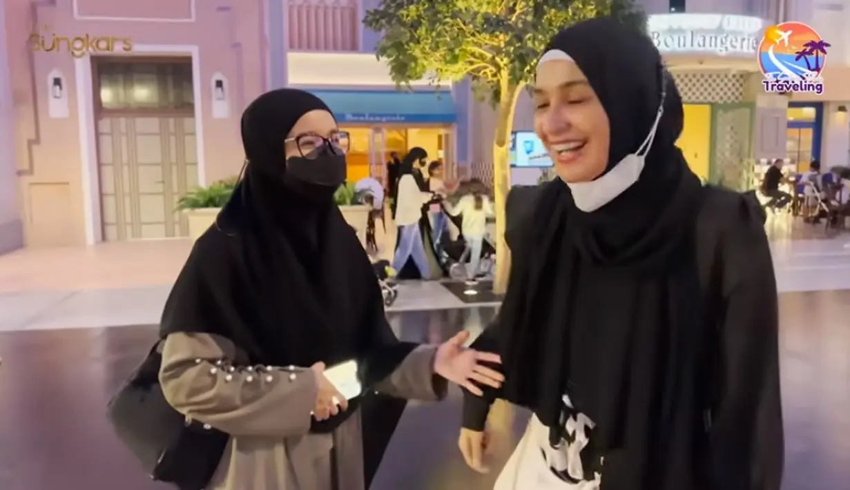 Di tengah kesibukan yang padat, dua sahabat ini akhirnya bisa merencanakan liburan bersama ke Abu Dhabi. (Foto: Tangkapan layar YouTubr The Sungkars)