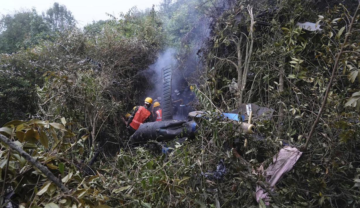 Sebuah helikopter jatuh di hutan di luar ibu kota Nepal menewaskan lima orang di dalamnya termasuk pilot dan empat turis China. (AP Photo/Nirajan Shrestha)