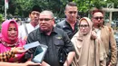 Lyra Virna didampingi kuasa hukumnya, Razman Arief Nasution, mendatangi Polda Metro Jaya, Selasa (10/10). Lyra memenuhi panggilan penyidik terkait kasus pencemaran nama baik yang menjeratnya atas laporan Ada Tour and Travel. (Liputan6.com/Helmi Afandi)