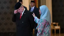 Sultan Ibrahim Iskandar dari Johor (kiri) diangkat menjadi Raja Malaysia dan akan dilantik pada 31 Januari 2024. (MOHD RASFAN/POOL/AFP)