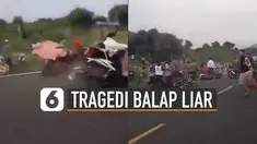Orang sekitar berusaha menyelamatkan mereka yang terlibat kecelakaan.