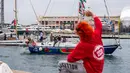 Kapal-kapal yang membawa aktivis dan bantuan kemanusiaan untuk warga Palestina di Gaza bermanuver di pelabuhan selama acara pelepasan simbolis sebagai bagian dari Global Sumud Flotilla, di Barcelona, Spanyol, Minggu 12 April 2026. Sejumlah kapal mengikuti acara pelepasan simbolis dan keberangkatan armada misi kemanusiaan Global Sumud Flotilla (GSF) untuk menembus blokade Gaza, Palestina. (AP Photo/Joan Mateu Parra)