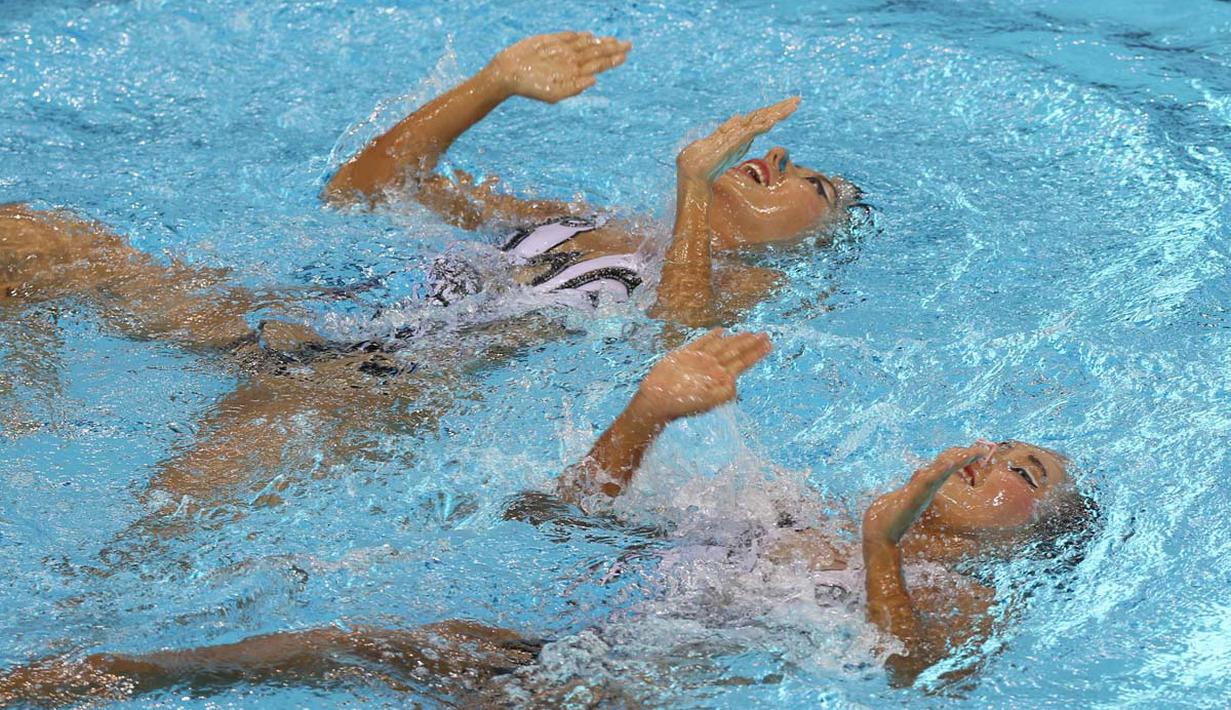 Perenang indah Indonesia, Adela Amanda Nirmala dan Claudia M. Suyanto, sedang beraksi di nomor Duet Technical Routine. (Bola.com/Arief Bagus) 