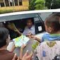 Usai meresmikan pasar tradisional Gondangdia, Jokowi juga terlihat membagi-bagikan buku tulis untuk anak sekolah, Rabu (28/5/2014) (Liputan6.com/Herman Zakharia)