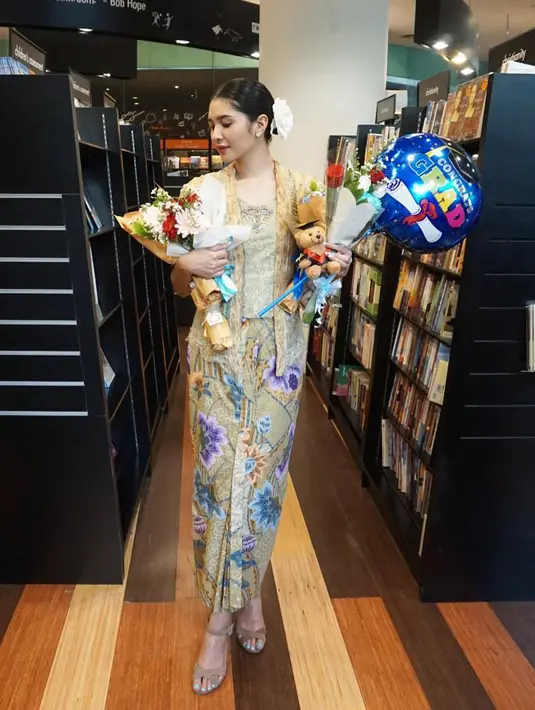 Pada bulan Juni 2017 lalu, Mikha Tambayong berhasil menyelesaikan gelar sarjana hukum di Universitas Pelita Harapan. (Foto: instagram.com/miktambayong)