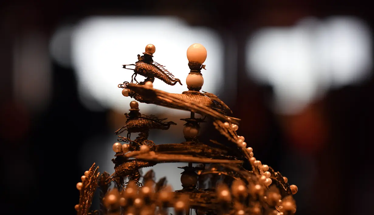 Mahkota dipamerkan di Museum Istana, Beijing, China, Kamis (10/9/2020). Pameran bertajuk Kemegahan Abadi: Enam Abad di Kota Terlarang diselenggarakan di Museum Istana yang juga dikenal sebagai Kota Terlarang untuk memperingati 600 tahun usia bekas kompleks kekaisaran tersebut. (Xinhua/Jin Liangkuai)