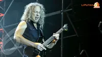 Sebagai lead guitar, jari Kirk Hammet pun terlihat seolah menari di atas senar gitar yang dipetik (Liputan6.com/ Panji Diksana)
